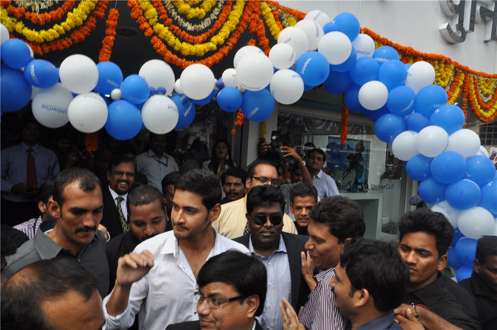 Mahesh Babu at Univercell Mobile Store Opening Stills | Picture 73009